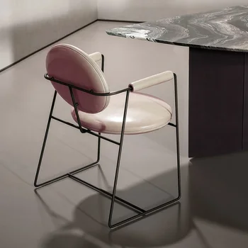 Легкая роскошь и минимализм современного макияжа и отдыха в домашней гостиной со спинкой обеденные стулья