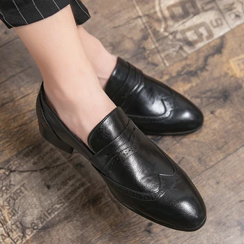 Модная мужская деловая обувь, новые винтажные мужские лоферы 2023, повседневная кожаная обувь с резным острым носком, мужские слипоны в стиле броги